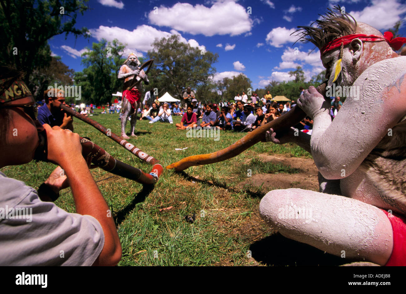 Australischen Aborigines das Didgeridoo spielen Stockfoto