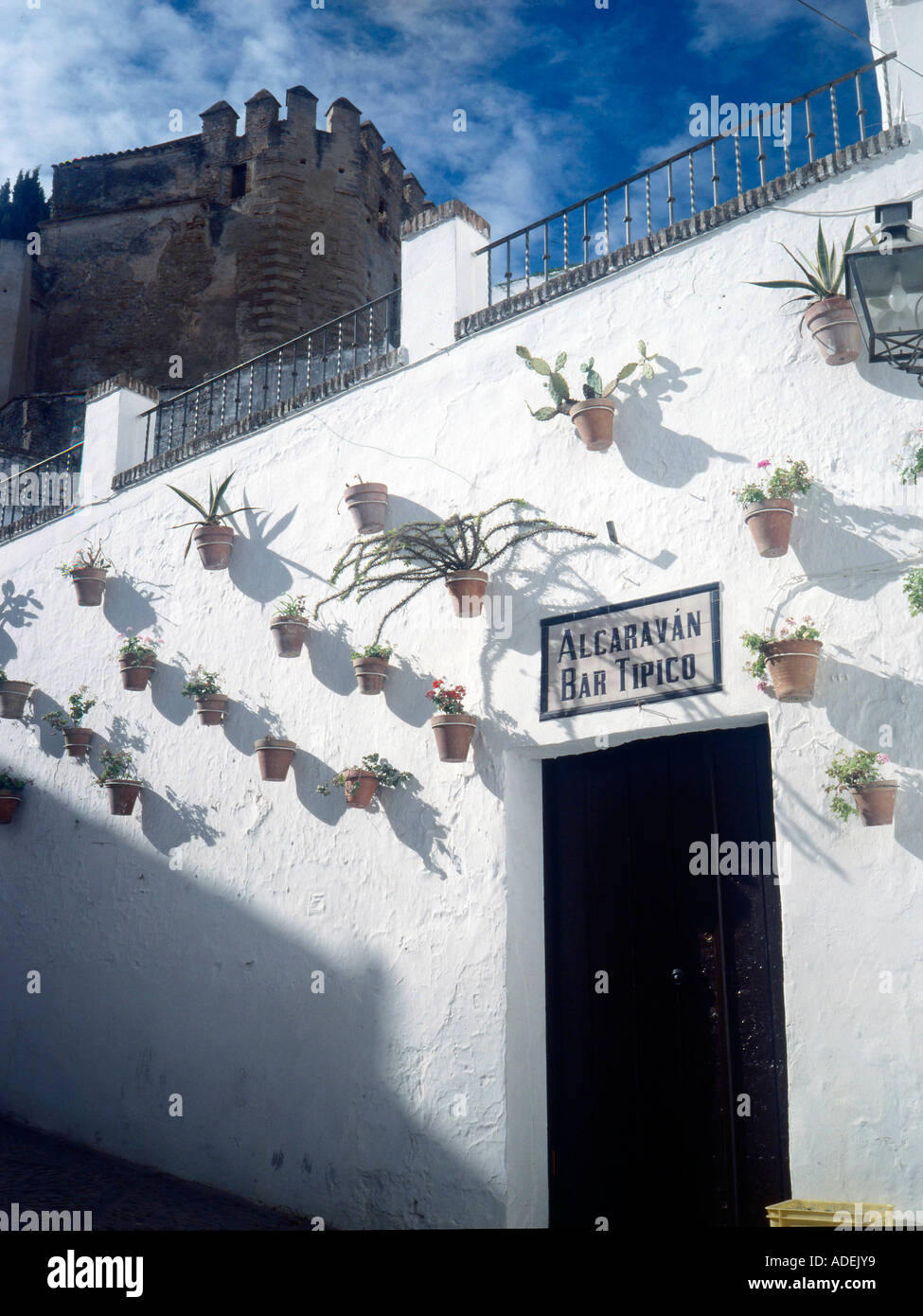 Spanien. Arcos de la Frontera. Geringe Sicht von Schloss und Eingang Alcaraván Típico-Bar. Stockfoto