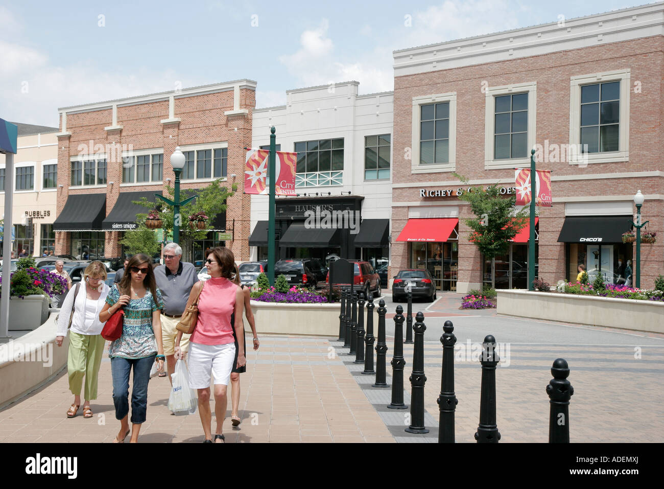 Newport News Virginia, Stadtzentrum von Oyster Point, Familien, Eltern, Eltern, Kinder, Unternehmen, Bezirk, Einkaufsbummel, Shopper, Shopper, Shopper, Shopper, Shopper, Shopper, Shopper, Shopper, Shopper Stockfoto