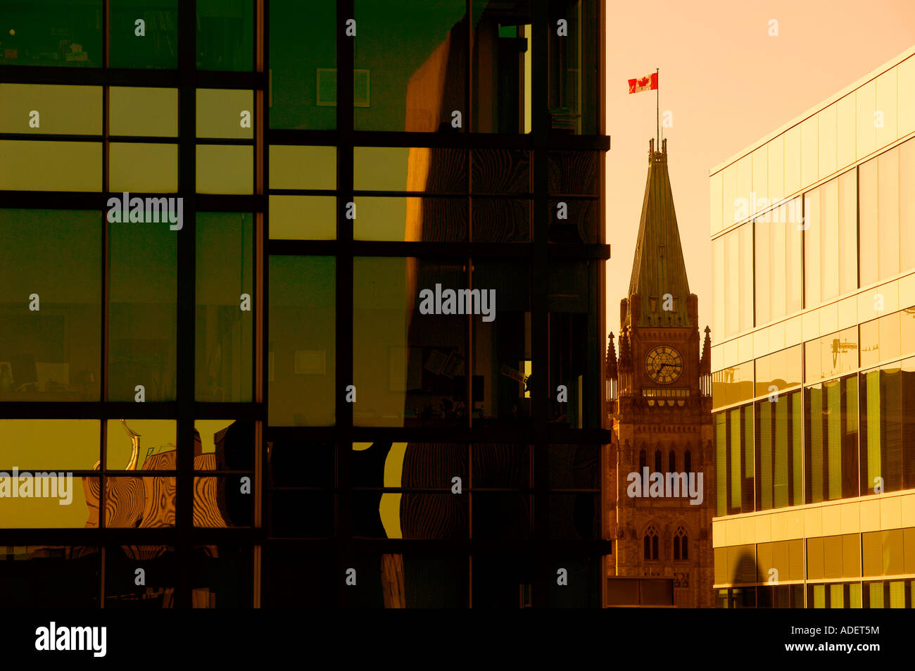 Die Innenstadt von Unternehmenssicht Ottawas Peace Tower, Kanada. Stockfoto