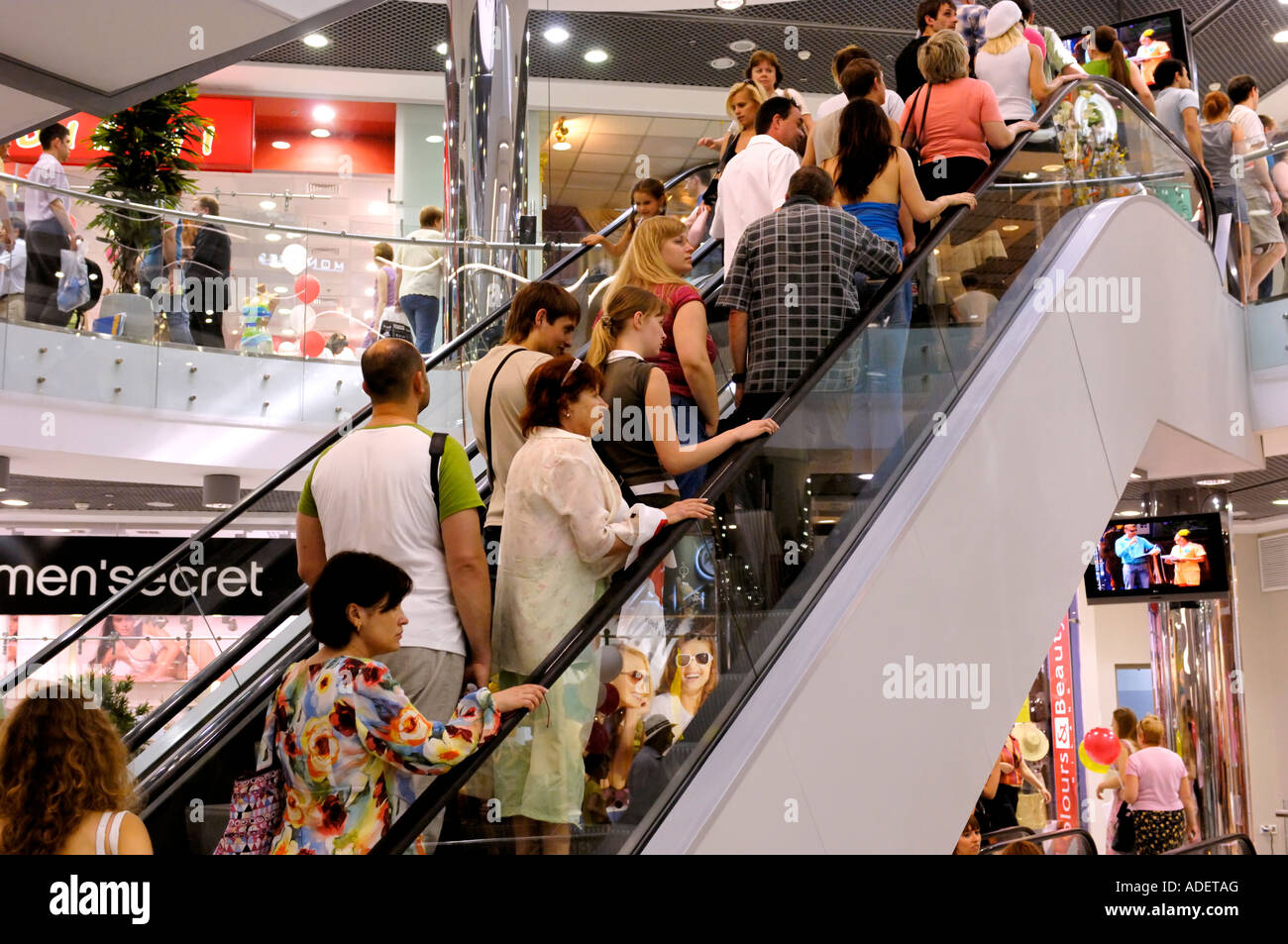 Menschen auf der Rolltreppe in einem Einkaufszentrum Stockfoto