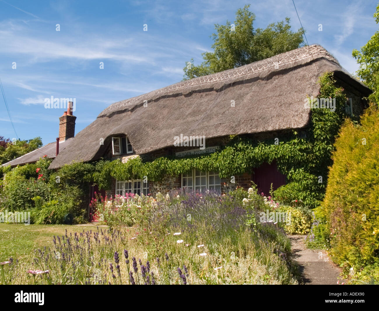 Malerisches Reetdachhaus und Vorgarten im Dorf von Slindon West Sussex England UK Großbritannien Stockfoto