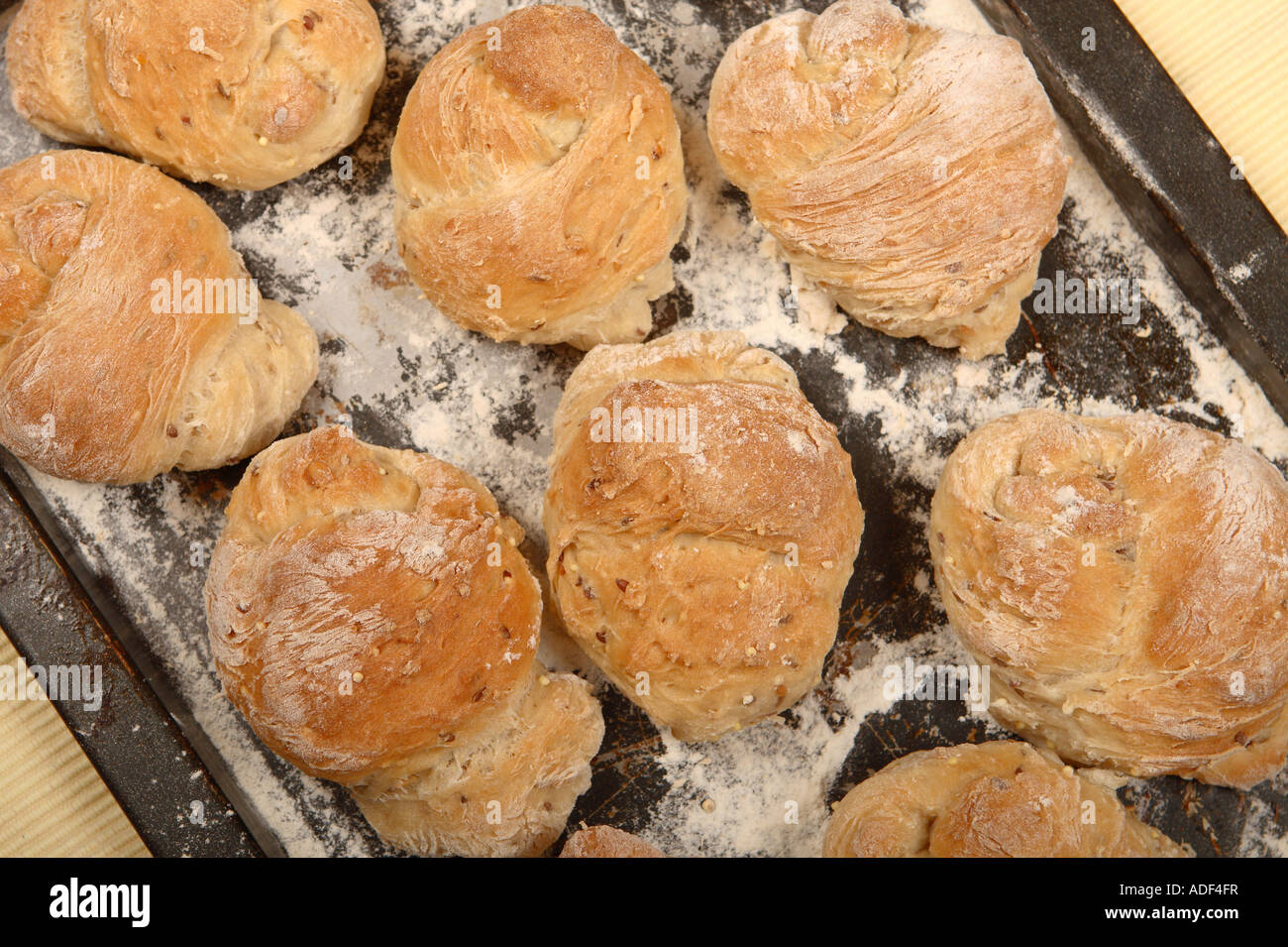 Hausmannskost frisches gebackenes Brot rollt auf Backblech Stockfoto