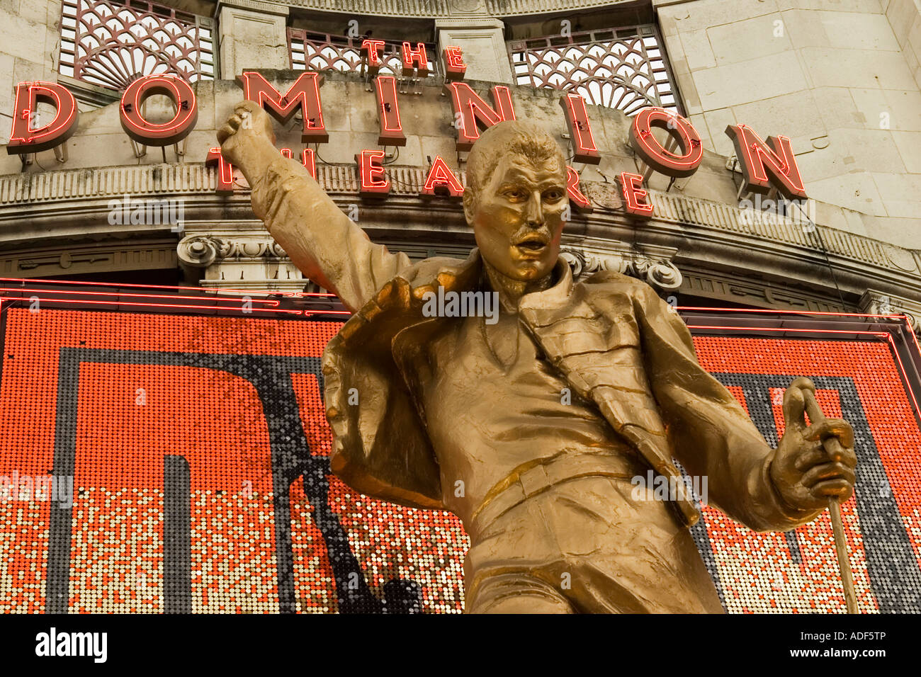 Freddie Mercury Statue am Londoner Dominion Theatre - Home Show We Will Rock You. Stockfoto