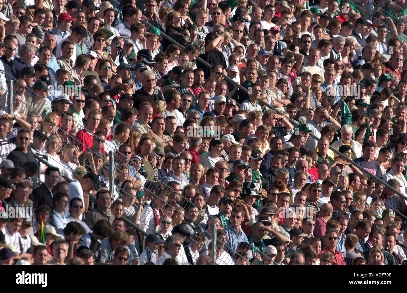 Zuschauer bei einem Fußballspiel Stockfoto