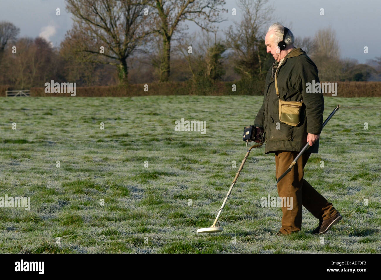 Metall-Detektor suchen Ackerland an einem kalten frostigen Winter Morgen im Westen des Landes England UK Stockfoto