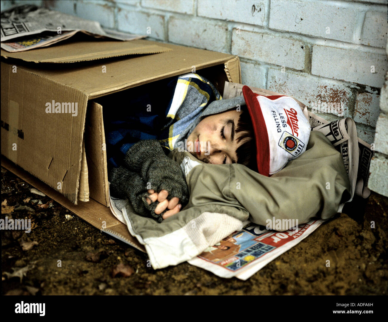 Obdachlosen Jungen schlafen rau in der Straße Stockfoto