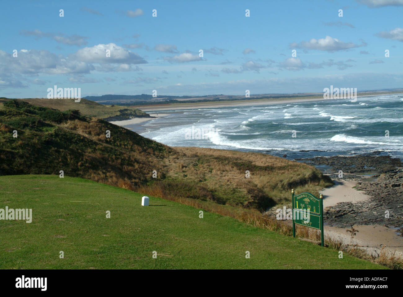 Blick Richtung Budle Bucht mit großen Nordsee Wellen von Bamburgh Golf Course Northumberland England Vereinigtes Königreich UK Stockfoto