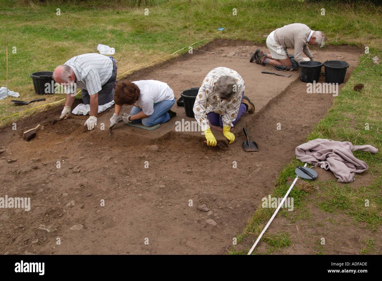 Die lokale Gemeinschaft freiwillig Auszugraben der Aufstellungsort eines angeblich mittelalterlichen Dorf in Persondy Feld Llangynidr Powys South Wales UK Stockfoto Die lokale Gemeinschaft freiwillig Auszugraben der Aufstellungsort eines angeblich mittelalterlichen Dorf in Persondy Feld Llangynidr Powys South Wales UK Stockfoto