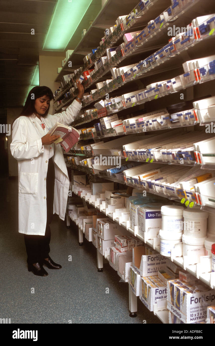 Apothekerin Rezept in Krankenhausapotheke vorbereitet. Stockfoto
