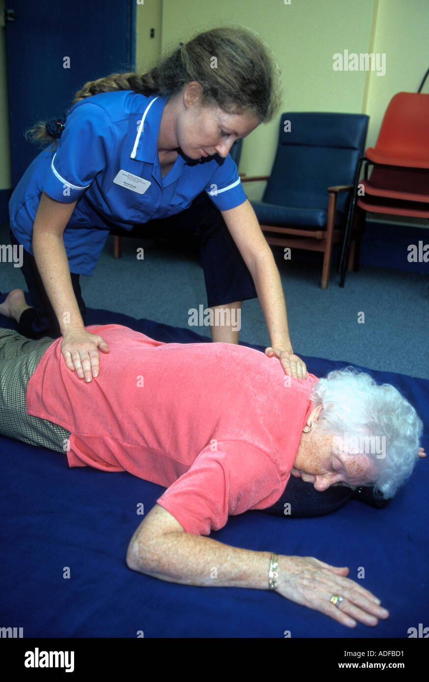 Ältere Frau im Krankenhaus von Physiotherapeuten massiert. Stockfoto