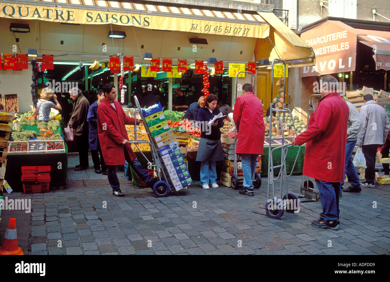Frankreich Paris frische Produkte am Markt eine Straße Rue Cler entladen wird Stockfoto