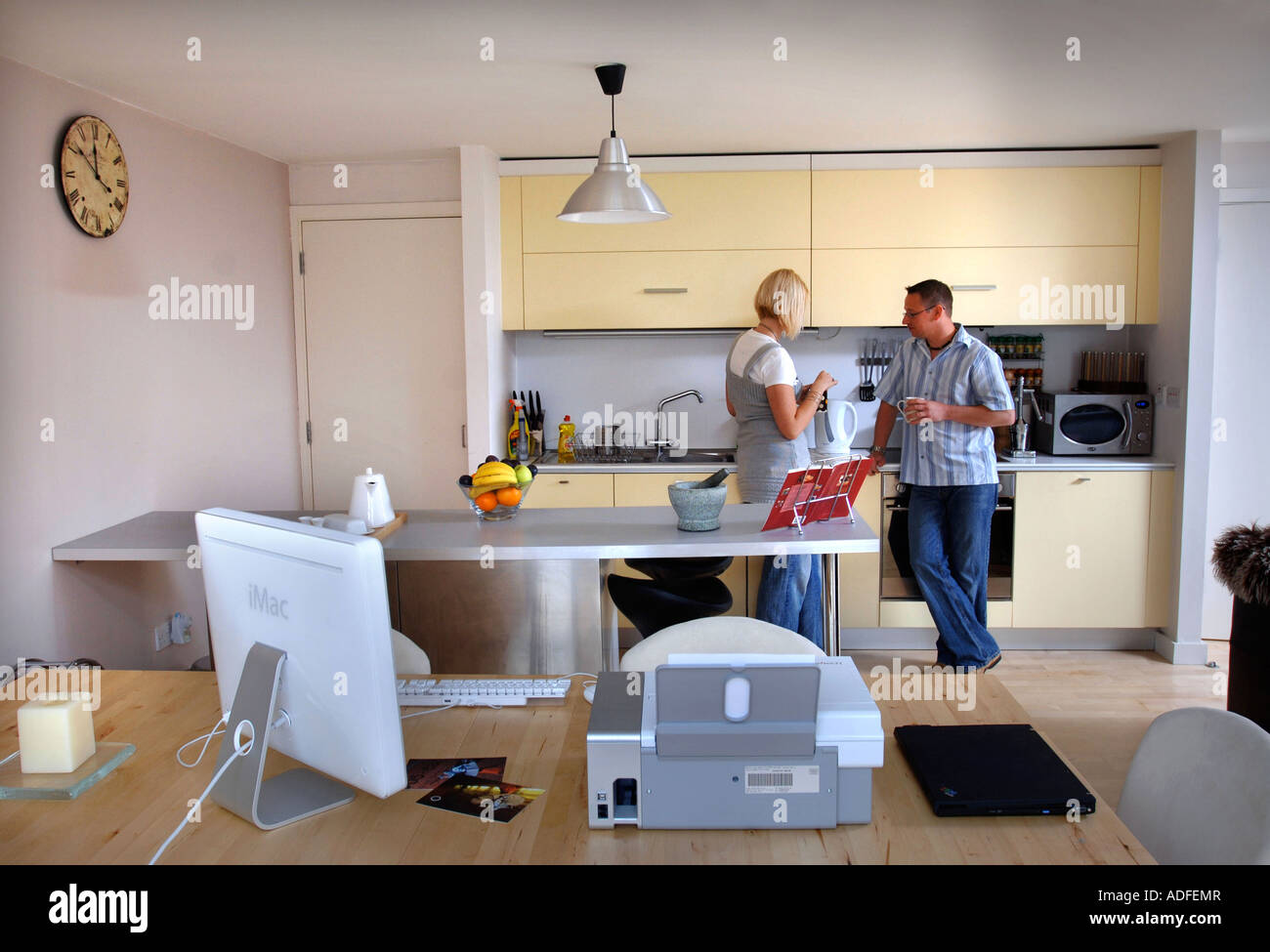 EIN IMAC IM EINSATZ VON EIN PAAR IN DEN ESSBEREICH EIN MODERNES STUDIO FLACH UK 2007 Stockfoto