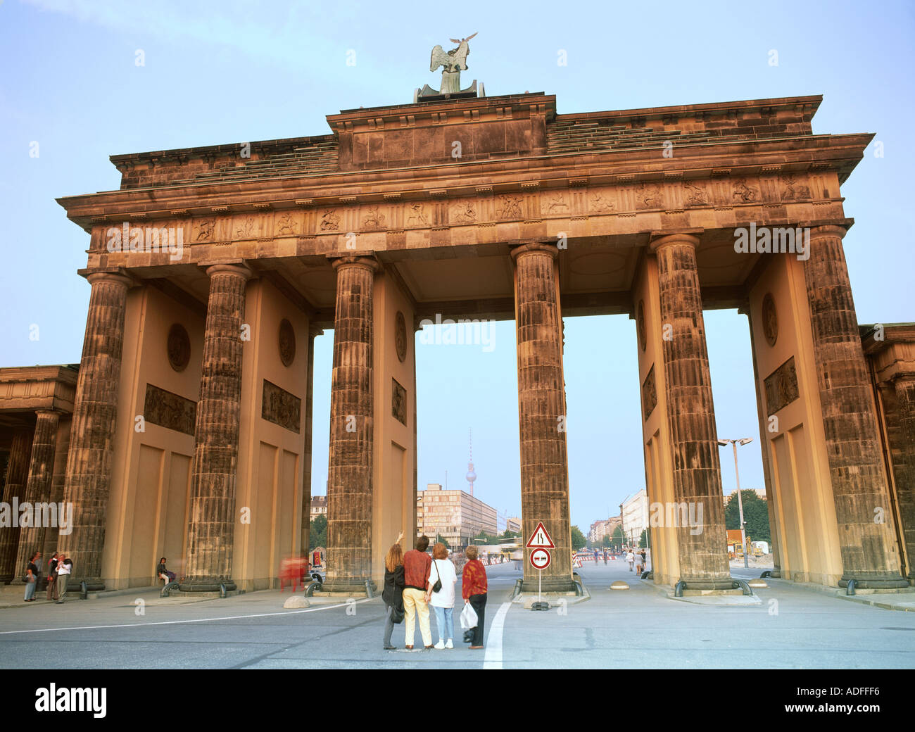 Brandenburger Tor von West Side mit Touristen im Abendlicht Stockfoto