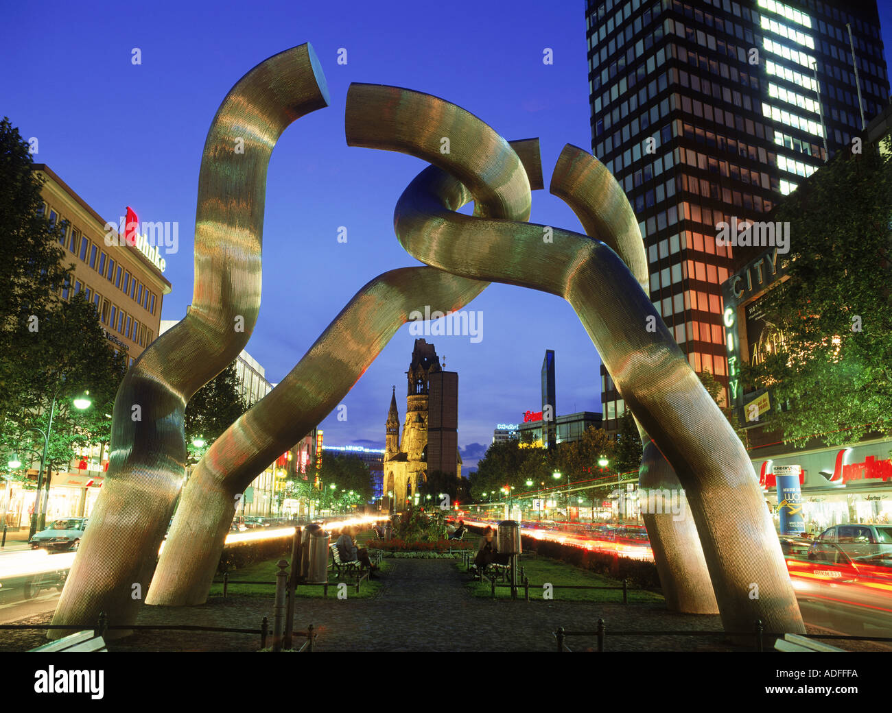 Skulptur Berlin mit Kaiser-Wilhelm-Gedächtniskirche in Berlin Stockfoto