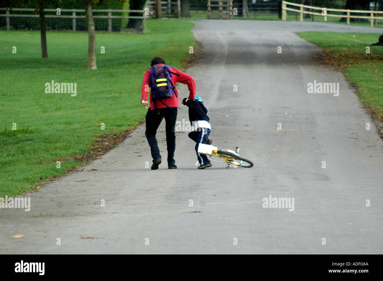 Vater Lehre Kind Fahrrad fahren Stockfoto