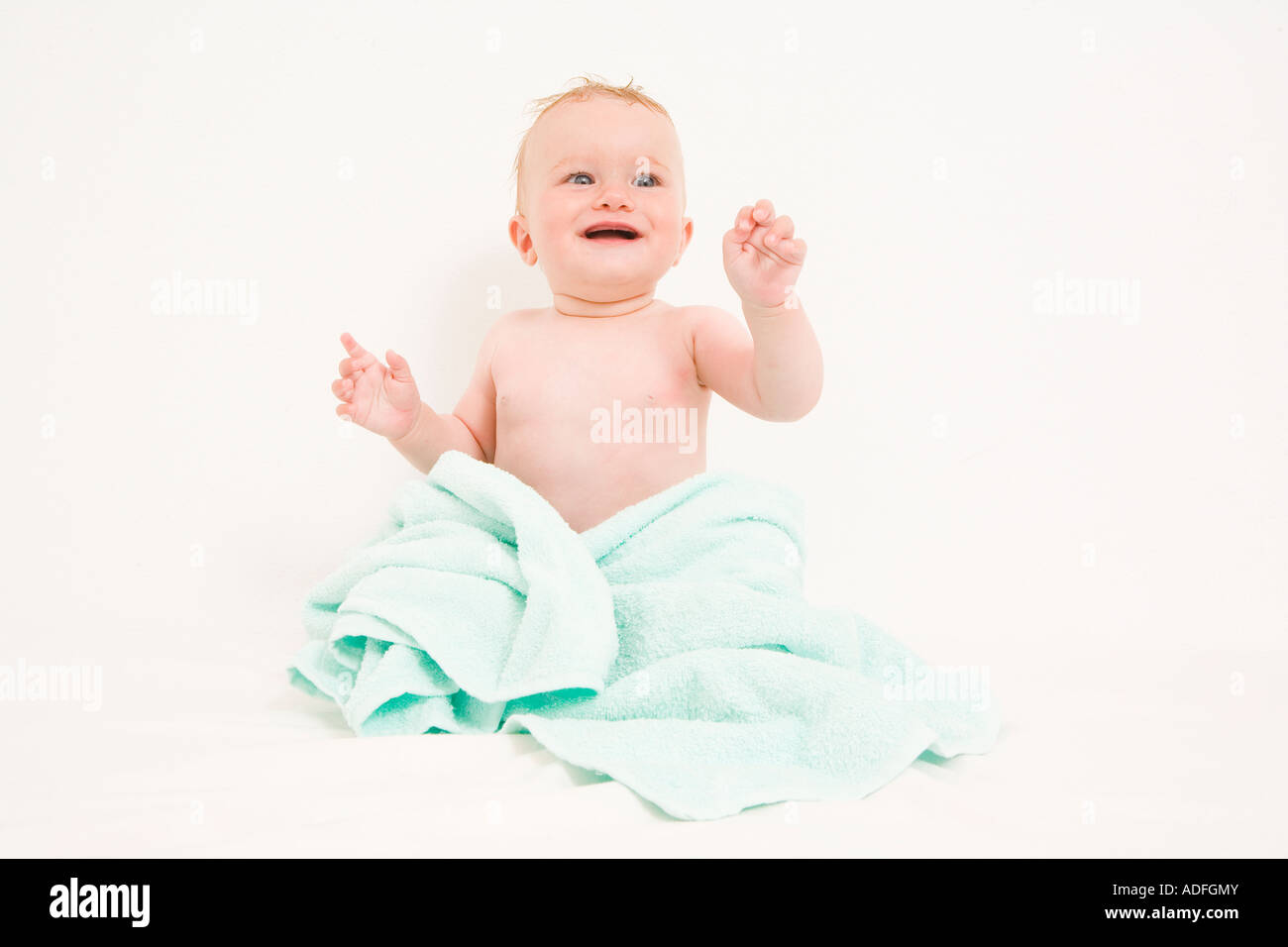 Baby-Sitter mit blauen Handtuch auf weißem Hintergrund Stockfoto