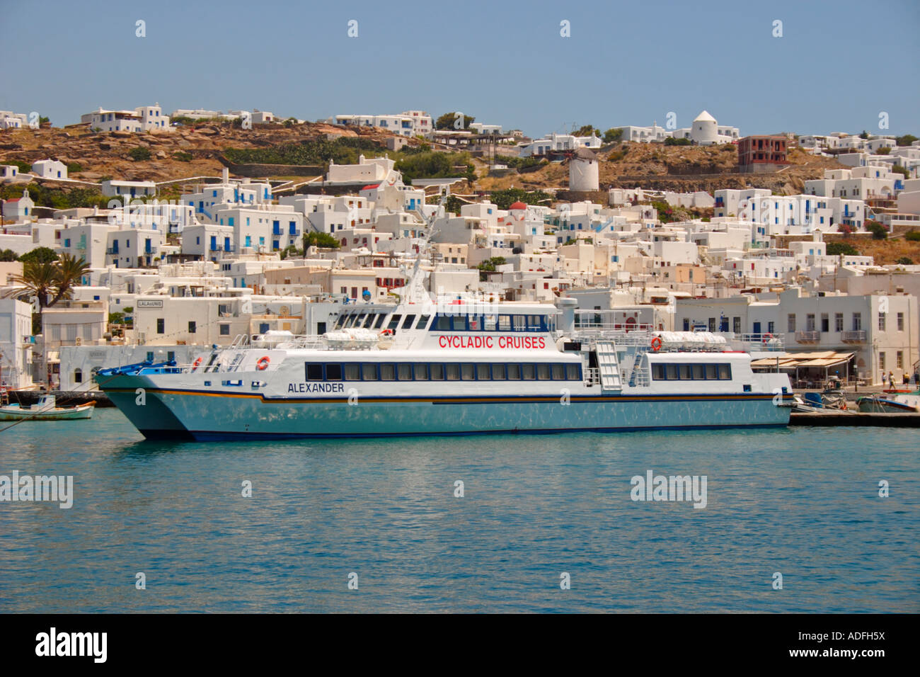 Fähre im Hafen von Mykonos Stockfoto