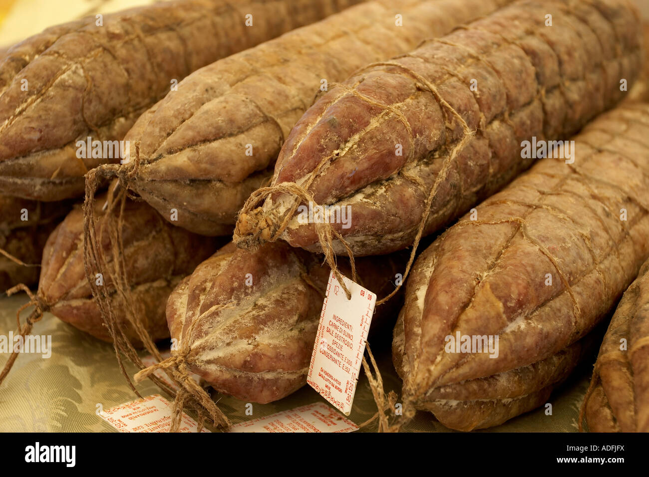 Italienische Salami, auf einem Markt in Italien Stockfoto