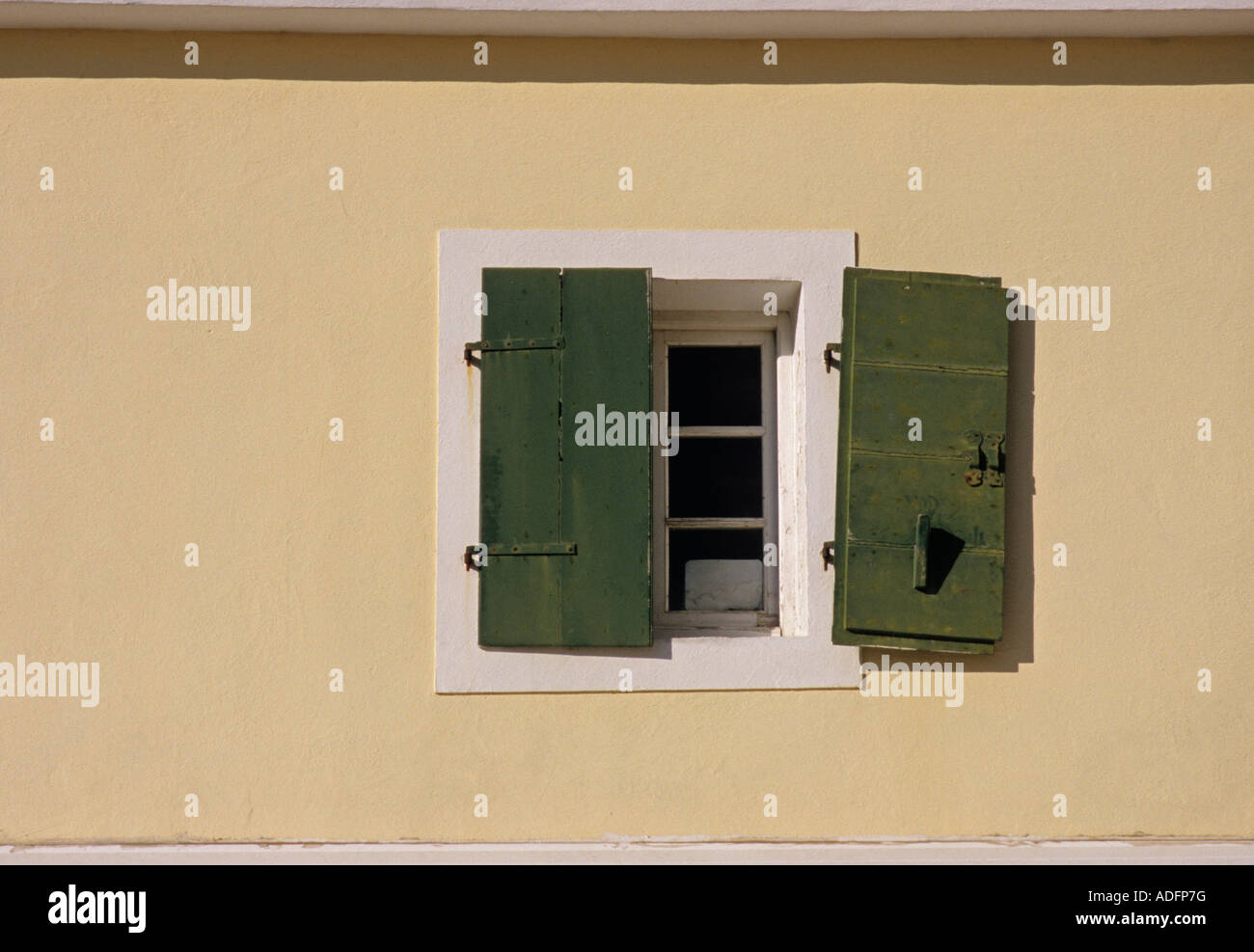 ein Fenster teilweise geöffnet in Ägina Insel Griechenland Stockfoto