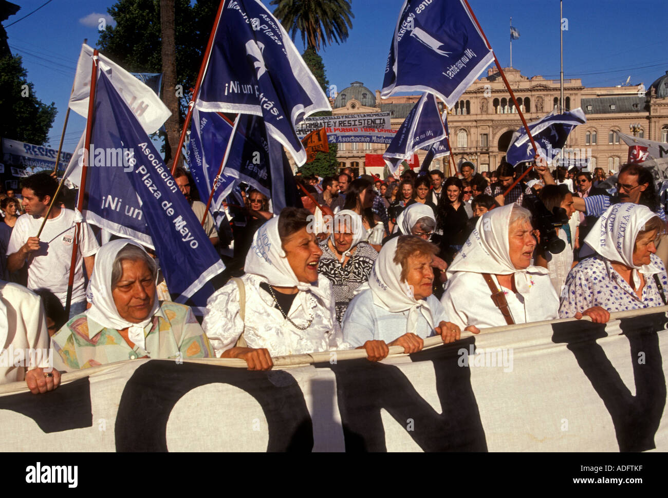 Argentinische Mütter, Madres De La Plaza de Mayo, Protest, protestieren, März, Plaza de Mayo, der Stadt von Buenos Aires, Argentinien Stockfoto