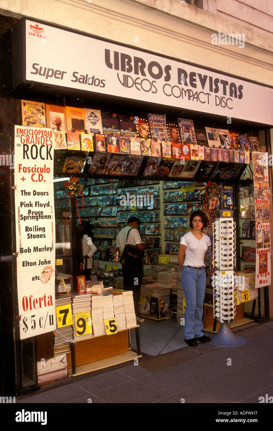 Argentinische Frau, Verkäufer, bei der Arbeit, Arbeiter, Buchhandlung, Buchladen, Buchhandel, Buchhändler, neue und gebrauchte Bücher, Calle Florida, Buenos Aires, Argentinien Stockfoto