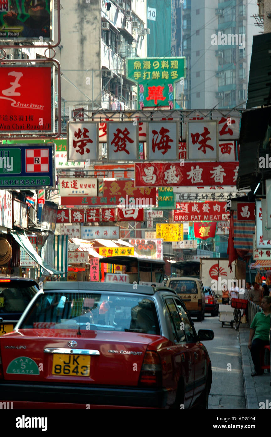 Neonschilder über einer geschäftigen Szene entlang der Nathan Road im überfüllten Tsim Sha Tsui-Viertel von Kowloon, Hongkong. Aufnahmen aus dem Jahr 2004. Stockfoto