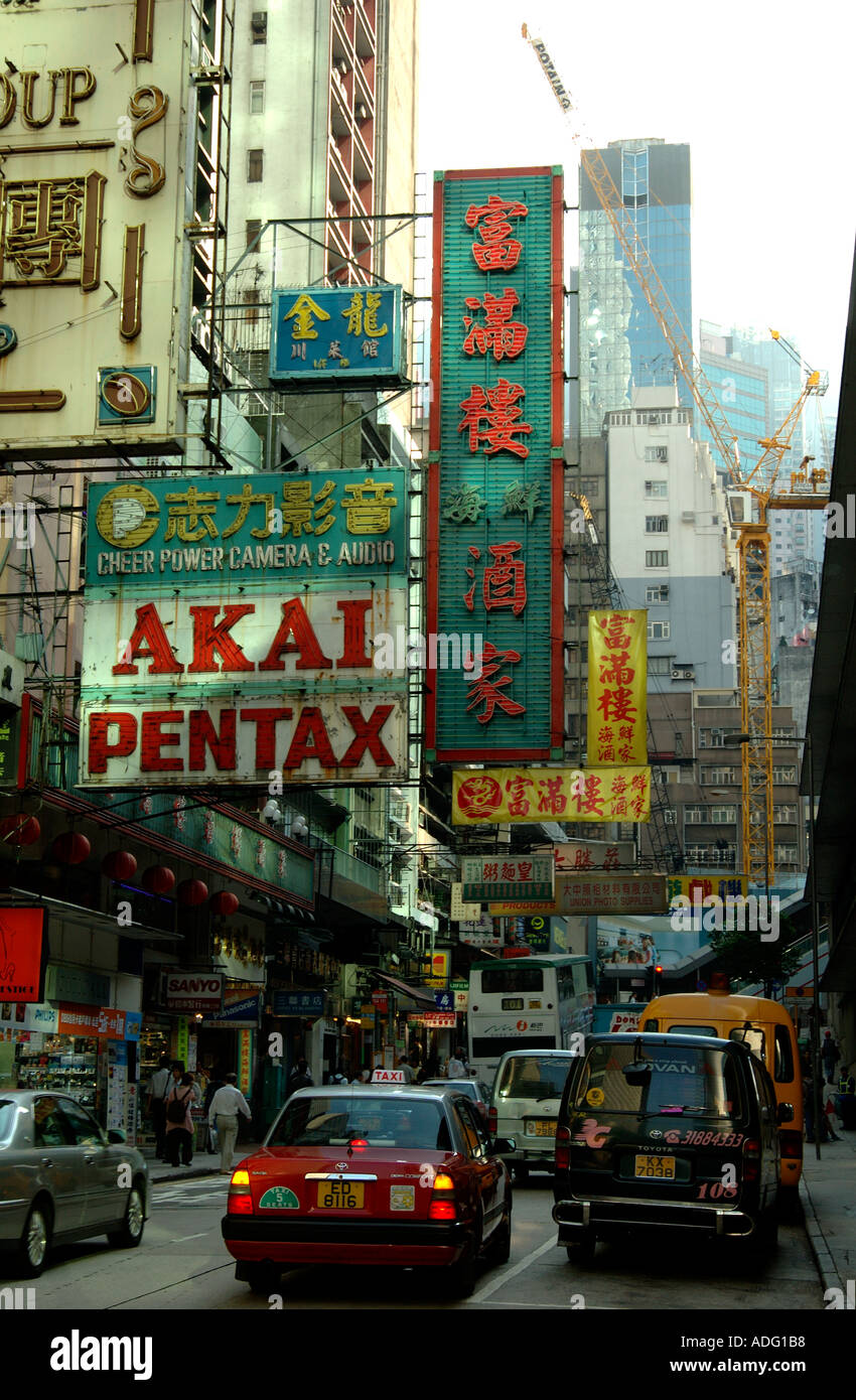 Neonschilder über einer geschäftigen Szene entlang der Nathan Road im überfüllten Tsim Sha Tsui-Viertel von Kowloon, Hongkong. Aufnahmen aus dem Jahr 2004. Stockfoto