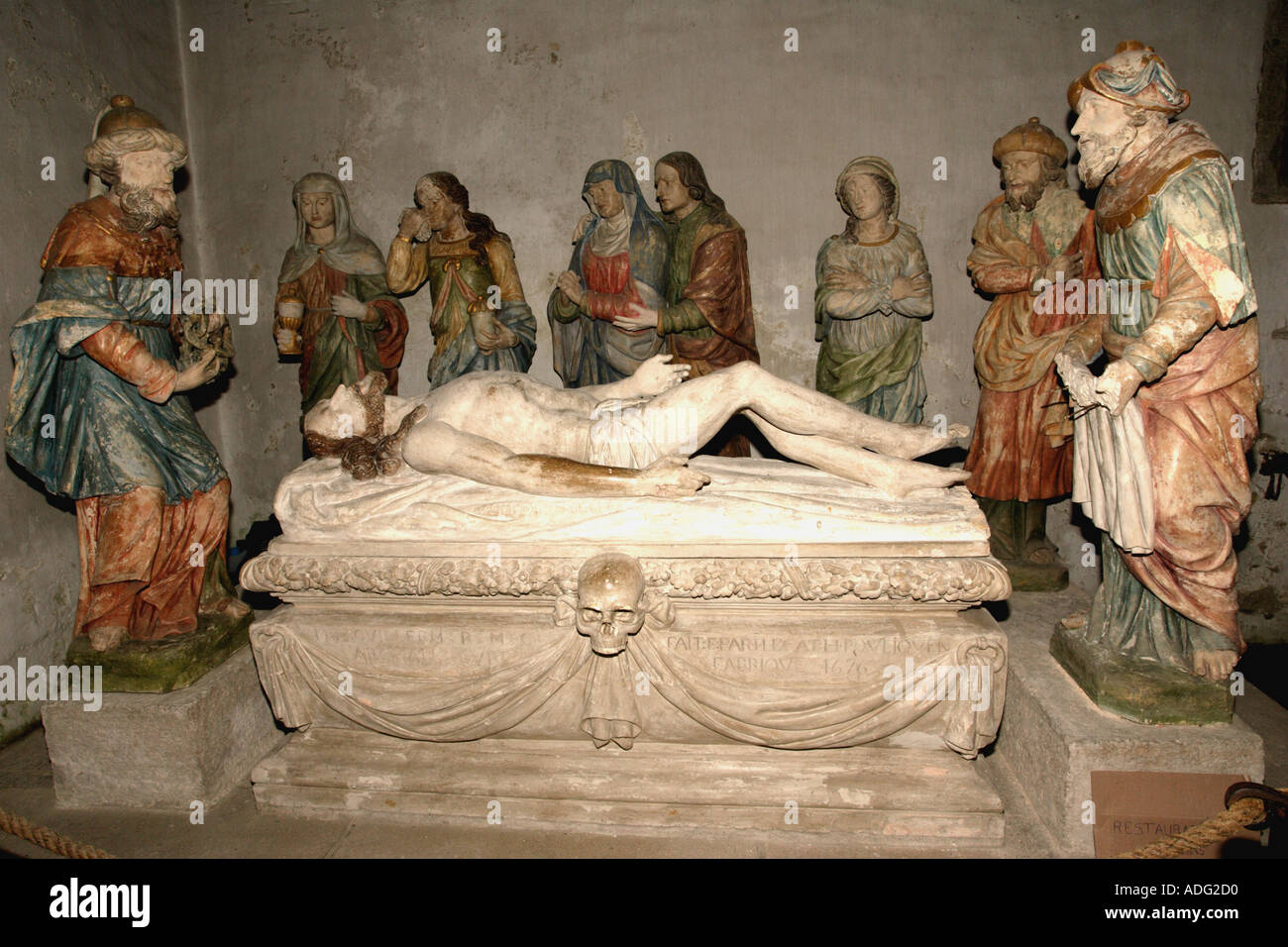Schnitzen der Szene nach der Kreuzigung Christi ruhiger Guimiliau Frankreichs Stockfoto