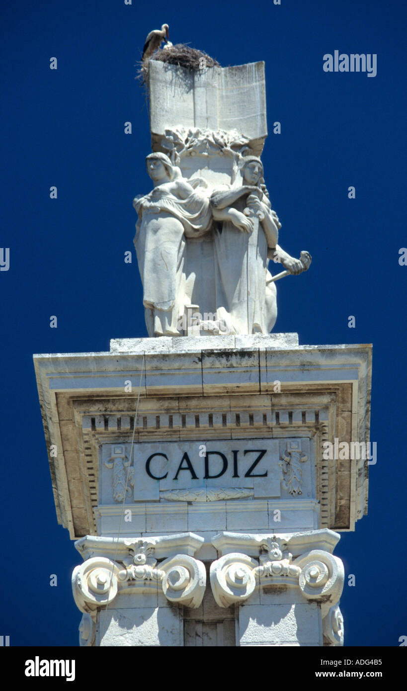 Störche nisten auf einem Denkmal Säule in Cadiz Spanien Stockfoto