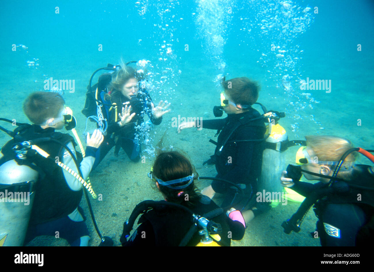 Lehrer zeigt verlorene Maske in Junior Open Water Kurs Dahab-Sinai-Rotes Meer-Ägypten Kinder 10 Jahre 13 Jahre alt Stockfoto