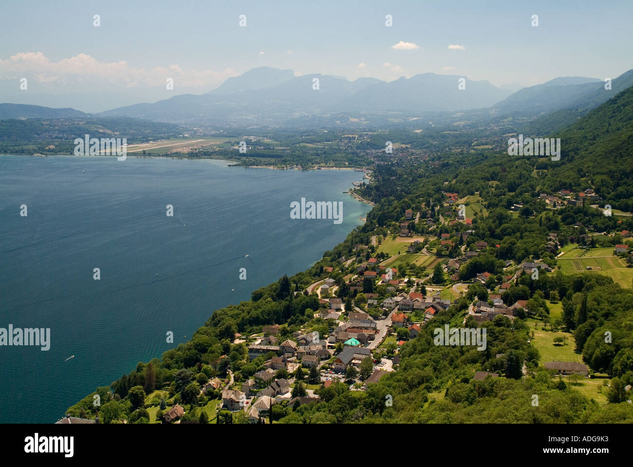 Frankreich Savoie See Bourget Blick nach Süden in Richtung Chambery Flughafen mit dem Dorf Bourdeau im Vordergrund Stockfoto