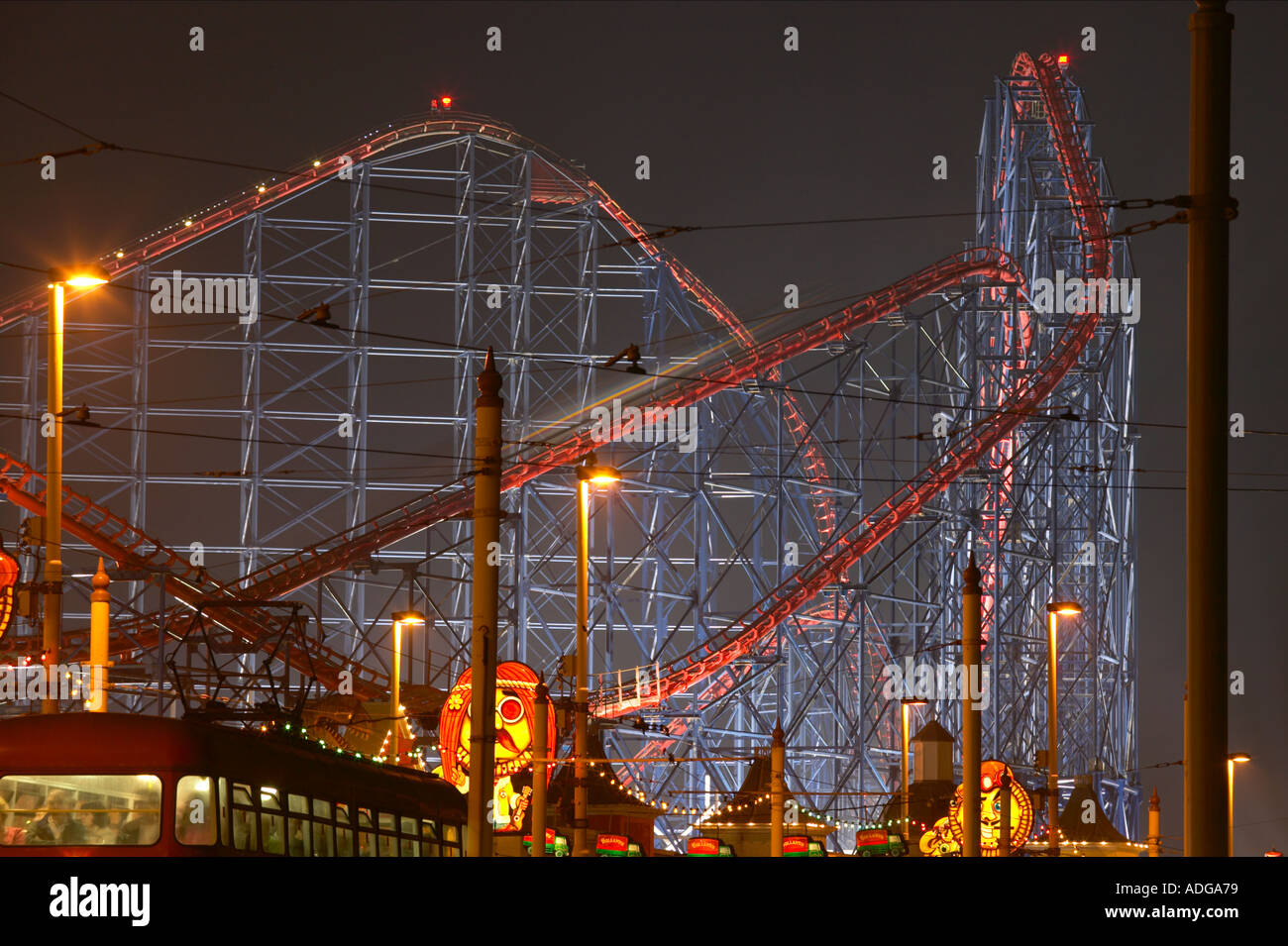 Blackpool Ablichtungen mit den Big One Pepsi Max big Dipper auf Vergnügen Strand Lancashire Stockfoto