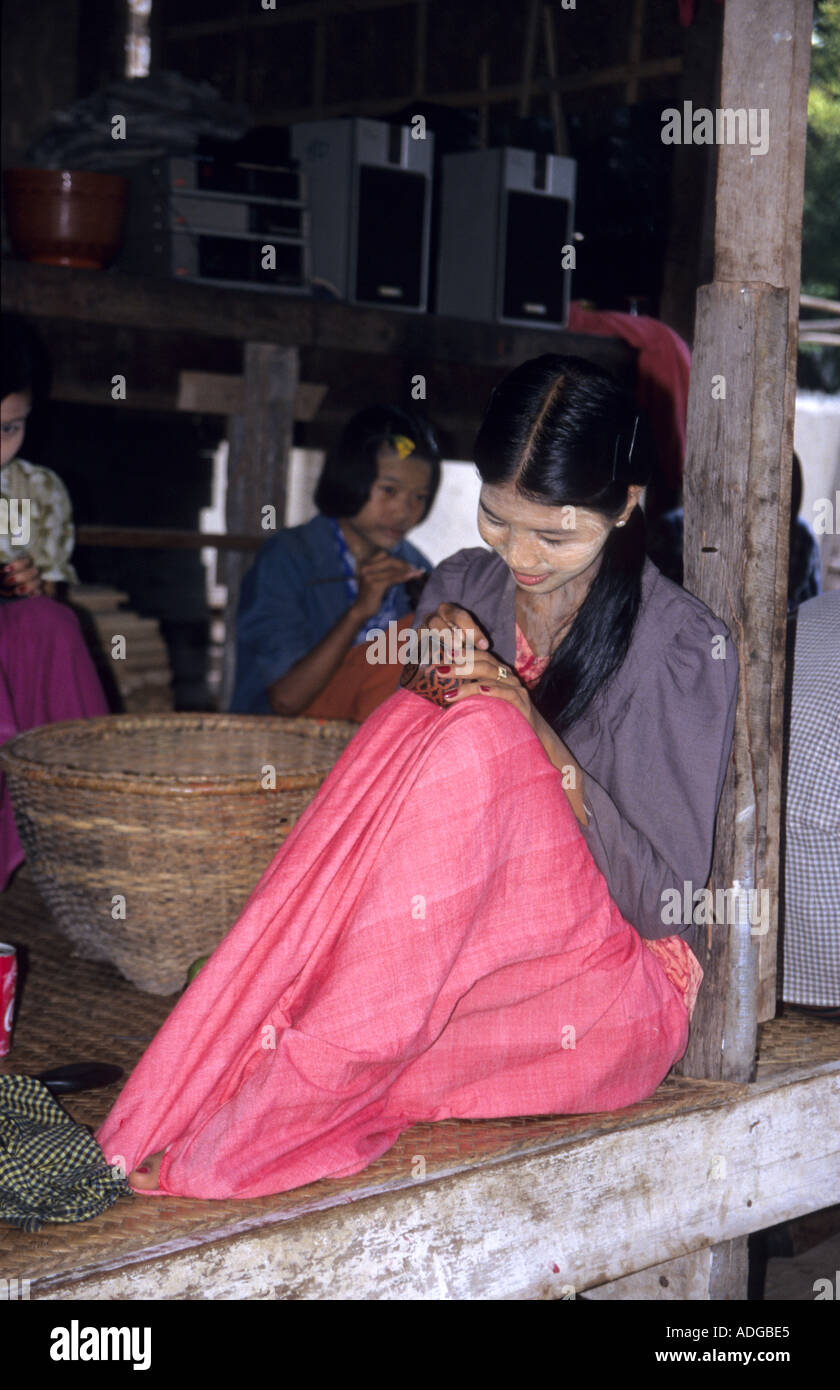 Ziemlich burmesischen Mädchen in einer Lack-Fabrik Malerei der verschiedenen Sonderanfertigungen in Birma, Myanmar Stockfoto