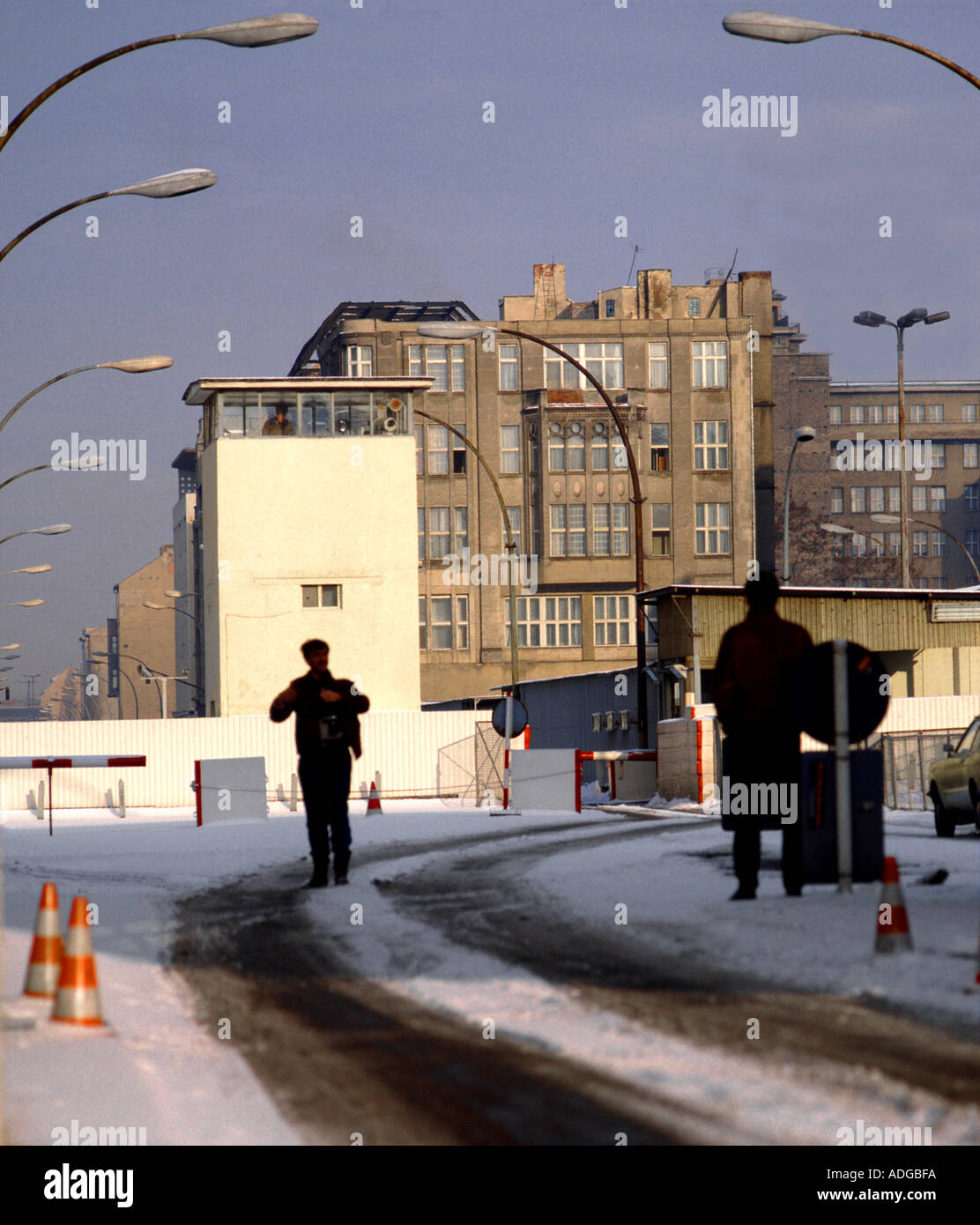 ALLIIERTER CHECKPOINT BERLIN WALL 1982 BERLIN DEUTSCHLAND Stockfoto