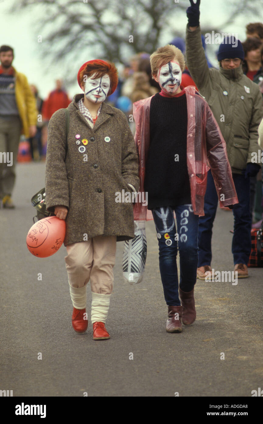 CND Osterrallye 1980er Jahre Teenager Mädchen CND Symbol Logo auf ihre Gesichter gemalt märz, Protest demonstrieren Aldermaston Berkshire 1983 UK HOMER SYKES Stockfoto