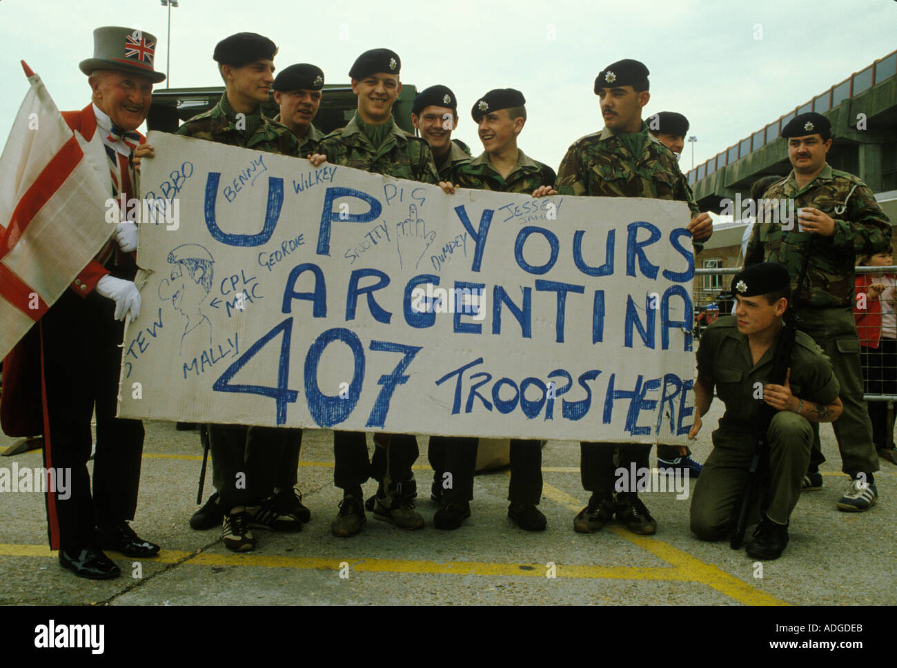 Falklands war britische Soldaten warten auf die Abfahrt von Southampton auf der QE2 mit Maskottchen im Hut mit der Flagge von St. George Mai 1982. Soldaten Stockfoto