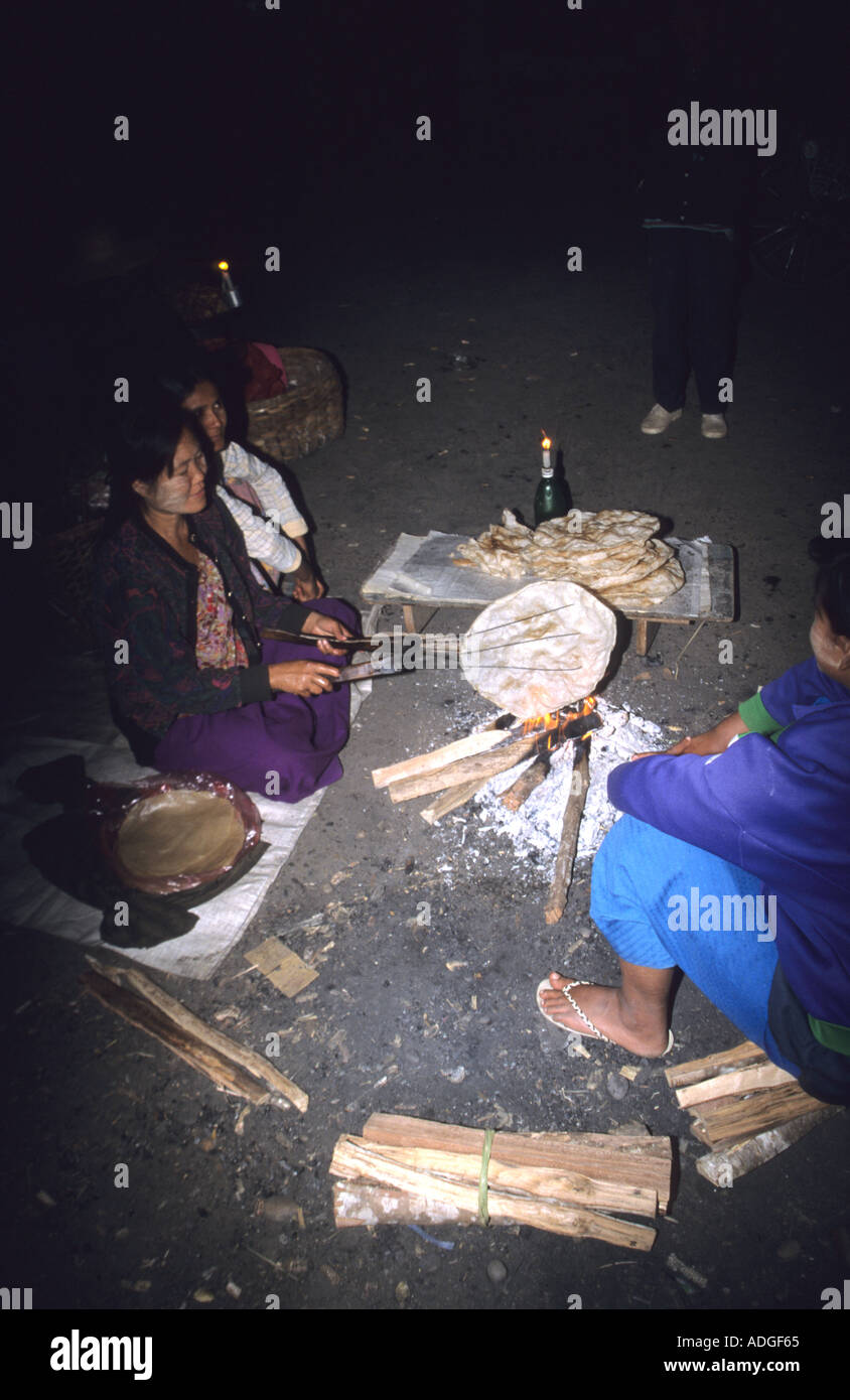 Nacht Speisen zum Mitnehmen-Marktstand in der Stadt machen Chapatis Burma Myanmar Stockfoto