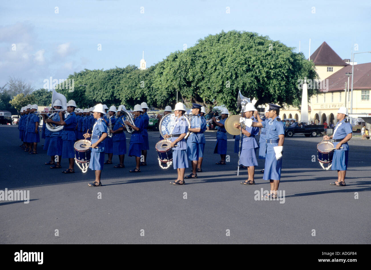 Leiter der Western Samoa Polizei Band unter dem Gruß eines Marsches Vergangenheit in Apia Hauptstadt von West-Samoa Stockfoto