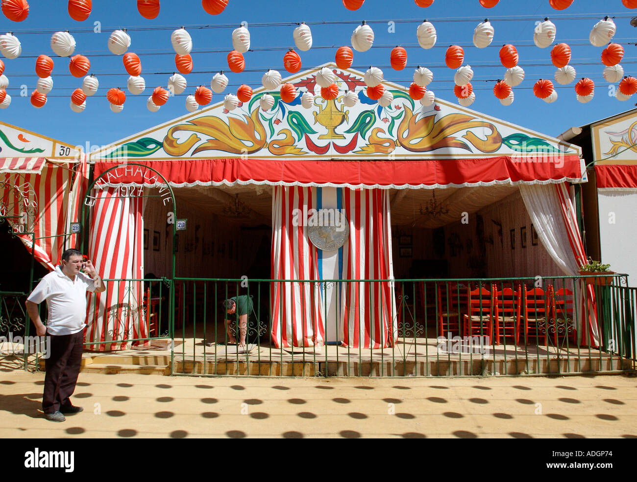 Laternen Und Bemalung Auf Eines Der Casetas Oder Pavillons Fur Die Abhaltung Parteien Am April Messe Sevilla Andalusien Spanien Stockfotografie Alamy