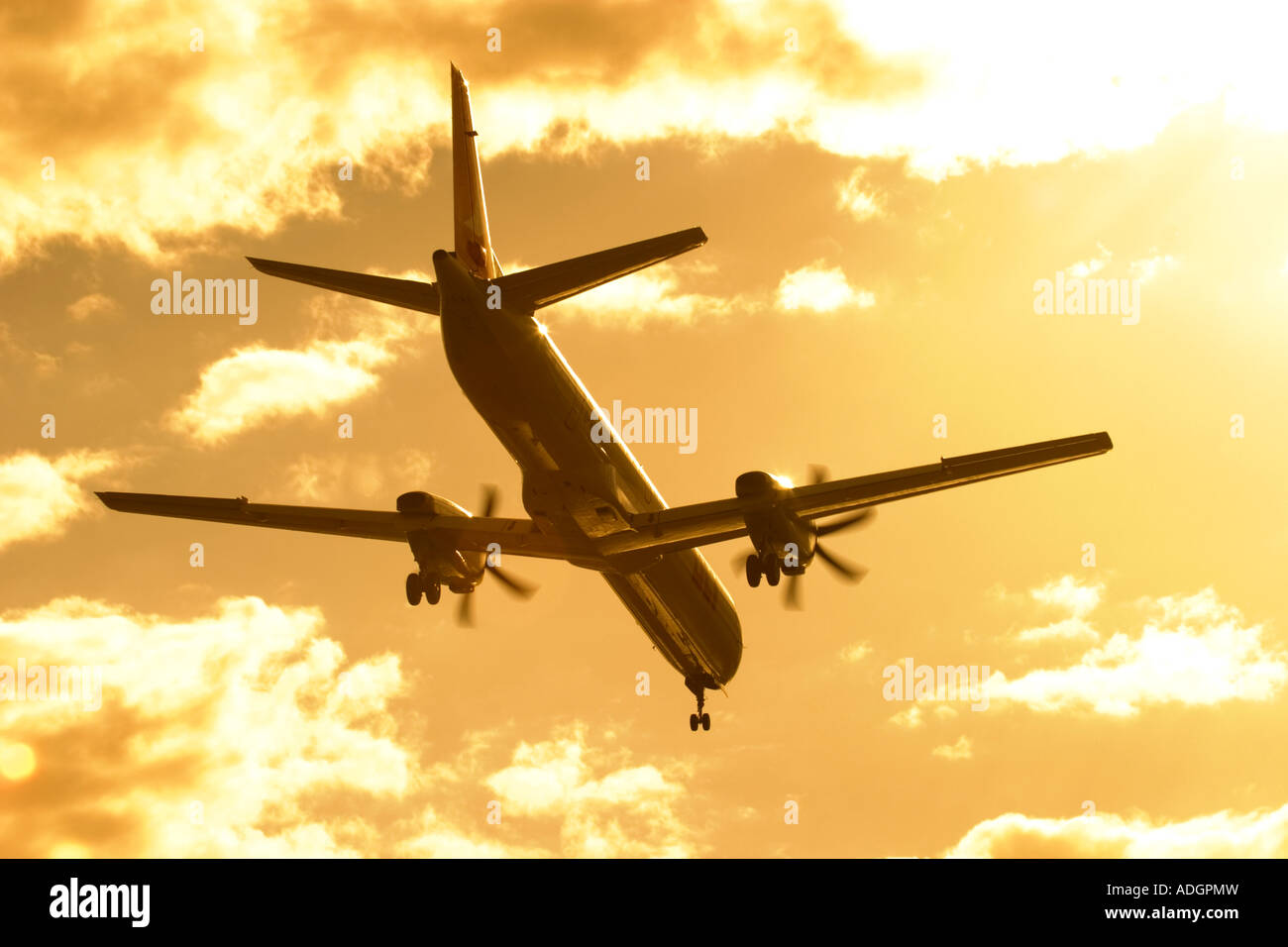 Regionalverkehrsflugzeug silhouette Stockfoto