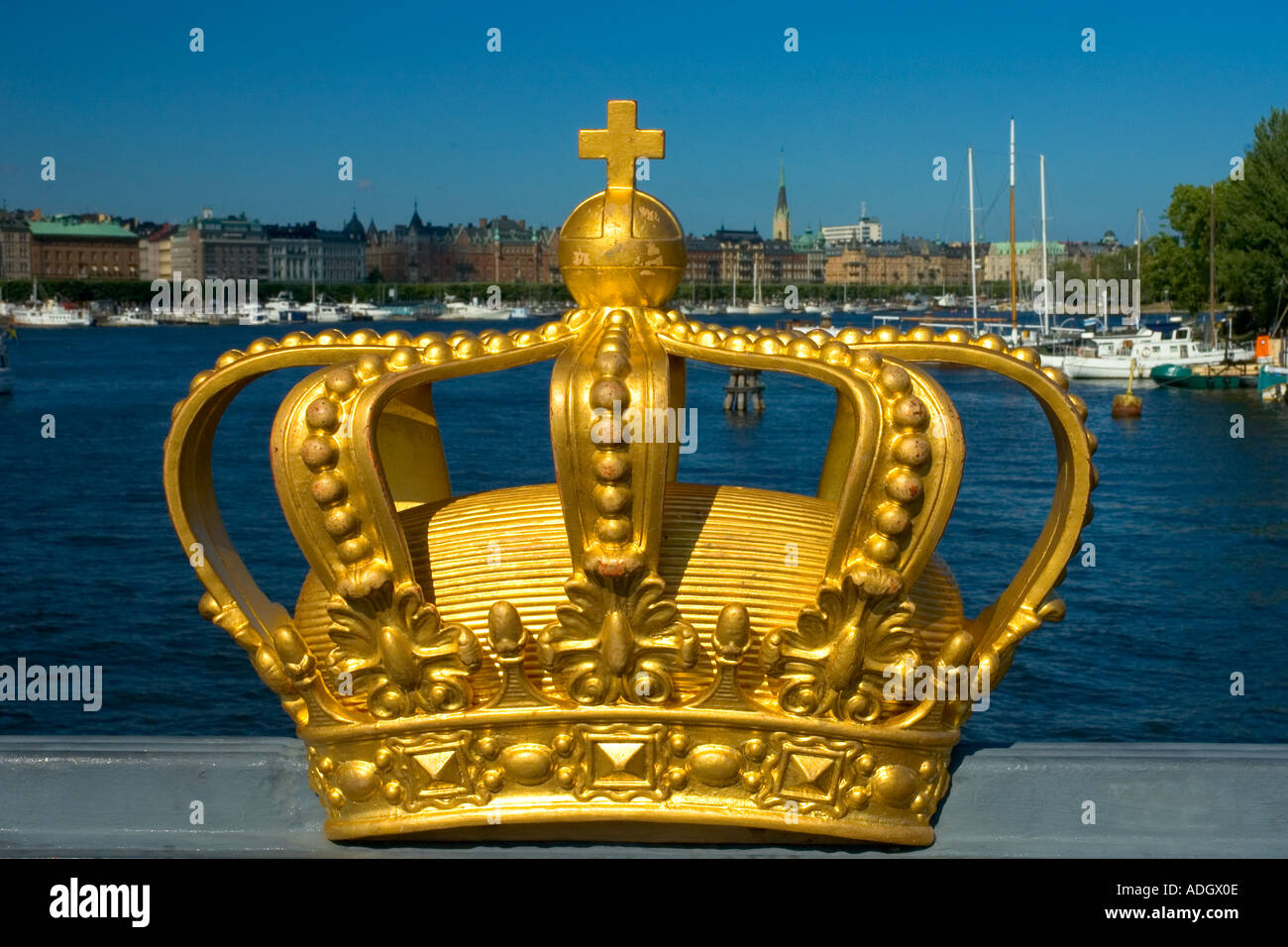 Die Brücke zum Skeppsholmen hat Kronen als Dekoration sind Seens als Symbole für Schweden Stockfoto
