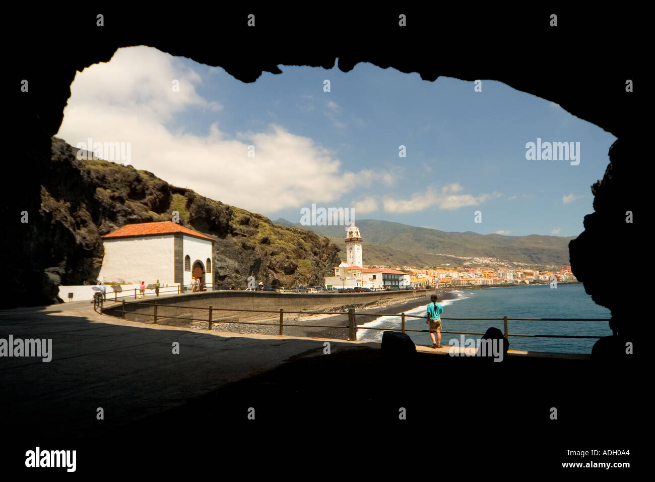 Cueva de San Blas in Candelaria Teneriffa Kanaren Spanien mit Höhlenkirche im Vordergrund Stockfoto