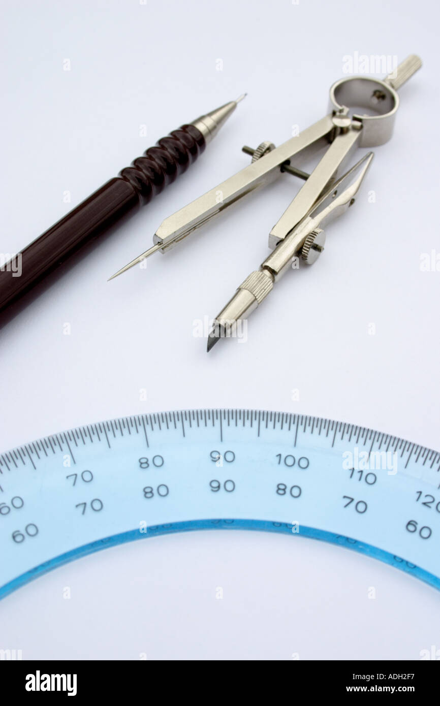 Winkelmesser Bleistift und Kompass engineering oder architektonische Zeichnung Präzisionsinstrumente Stockfoto