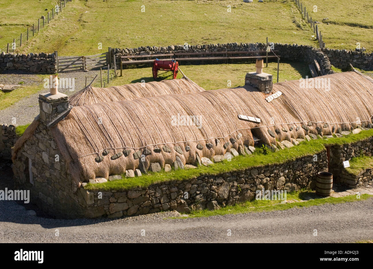 Traditionellen strohgedeckten Blackhouse auf die zerklüftete Küste West Lewis, Gearrannan Dorf, äußeren Hebriden, Schottland, Vereinigtes Königreich Stockfoto