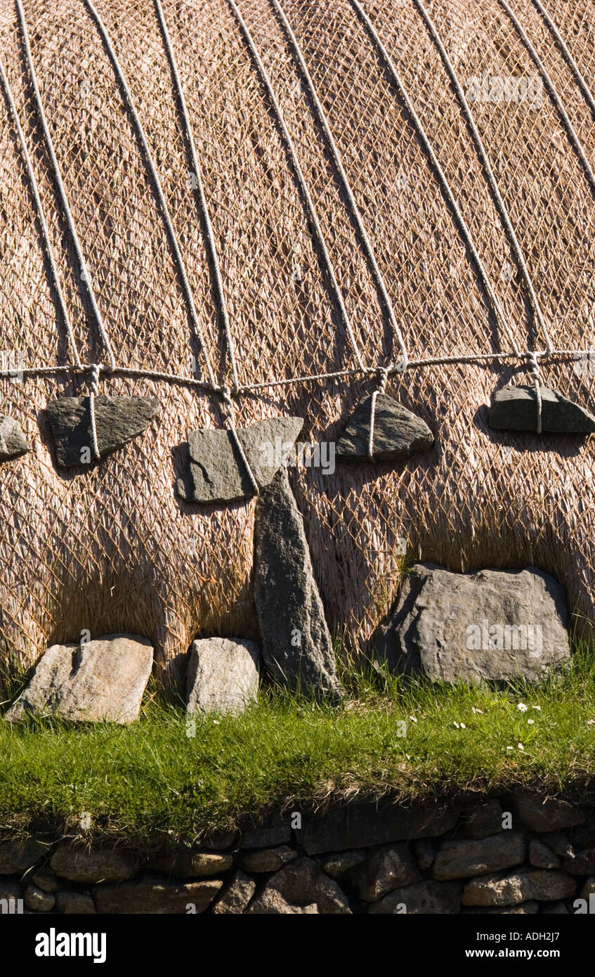 Detail, Strohdach des traditionellen Blackhouse auf der Küste von West Lewis, Gearrannan Dorf, äußeren Hebriden, Schottland, Vereinigtes Königreich Stockfoto