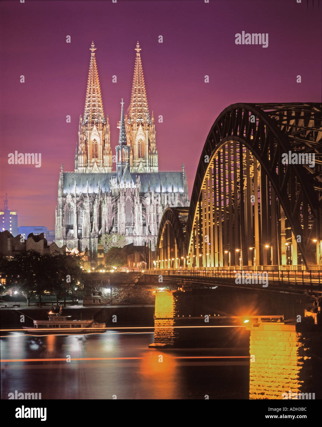 Deutschland Köln Köln Dom Kathedral Rhein Brücke für die Eisenbahn Sonnenuntergang vertikal Stockfoto