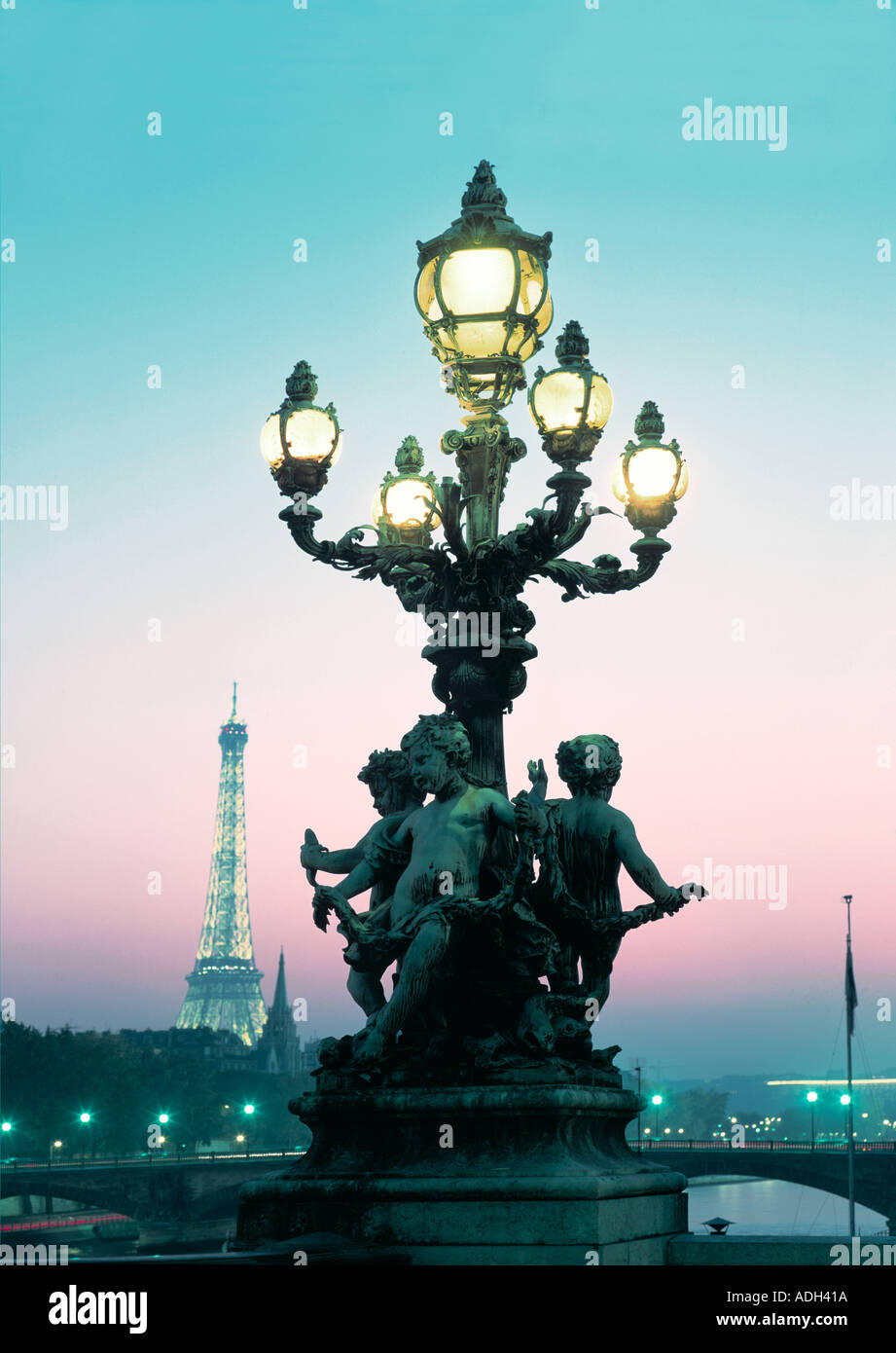 Frankreich Paris Pont Alexandre III Eiffel Tower Laterne Engel Skulpturen in der Abenddämmerung Stockfoto