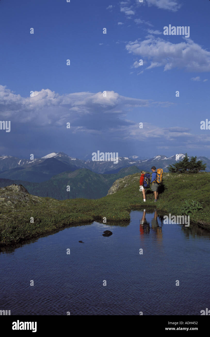 Paar steht in der Nähe von Teich auf alpinen Douglas ist SE AK Sommer Stockfoto