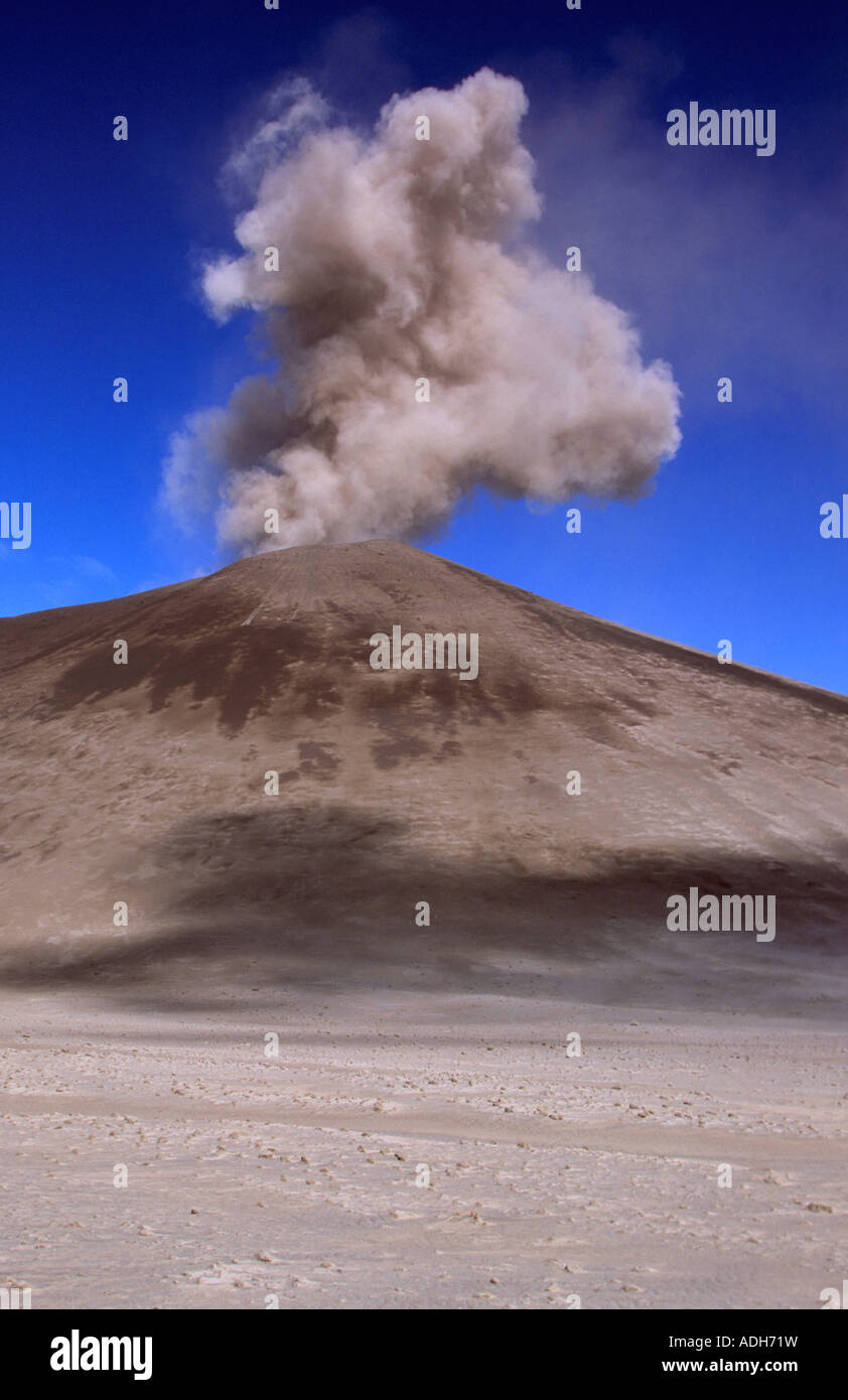 Mount Yasur Vulkan ausbricht in der Tageszeit, Insel Tanna, Vanuatu, South Pacific Stockfoto